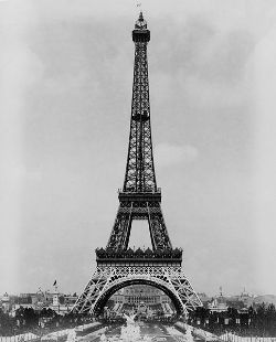 eiffel tower black and white